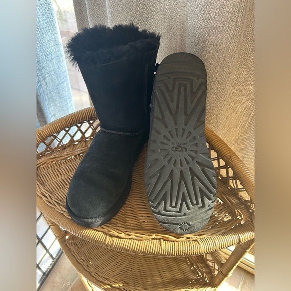 UGG Bailey Bow Uggs! Like new, bottoms show almost no wear. Great condition S/7 - Picture 6 of 7